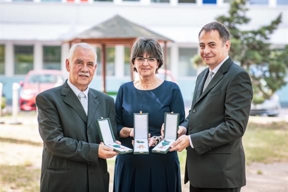 Dr. Schnur János a képen jobbról az első